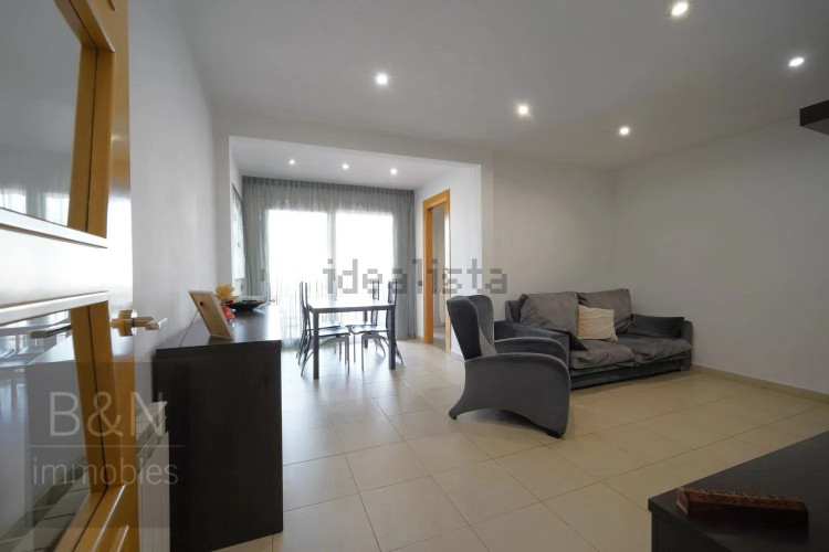 Un hogar reformado, con doble salida exterior y solo un vecino.