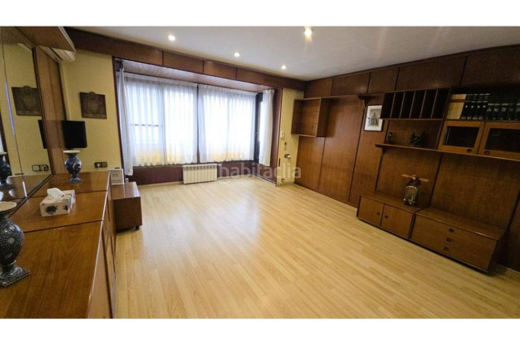 Piso oportunidad piso tipo casa gran garaje y terraza en Terrassa