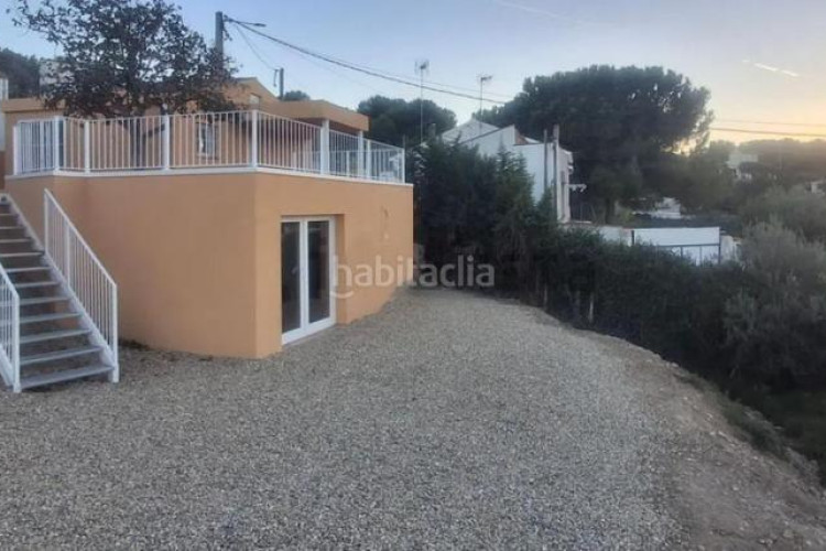 Casa acollidora casa a quatre vents situada en una zona privilegiada amb vistes espectaculars i a només 3 minuts . en Terrassa