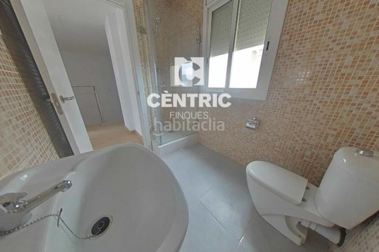 Piso amplio piso reformado con 4 habitaciones y ascensor ideal para familias o inversores! en Terrassa