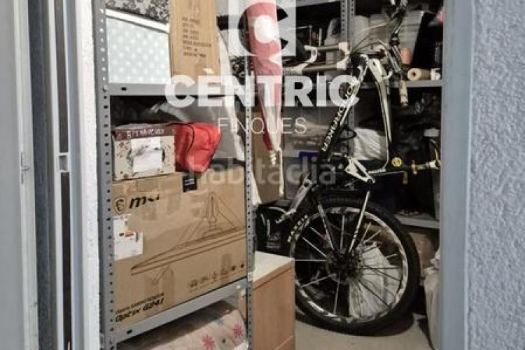 Piso planta baja seminueva de 3 hab con patio 60 m2 sur en francesc macia en Terrassa