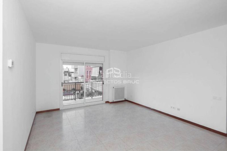 Piso  de 3 dormitorios en venta infórmese en Terrassa