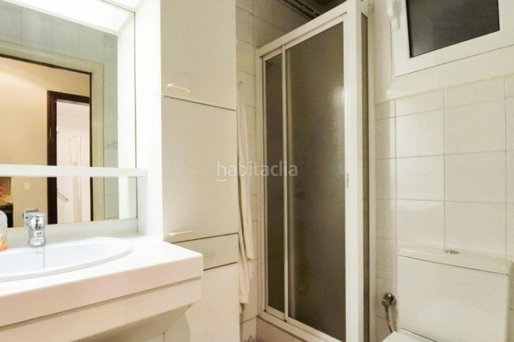 Piso de 137 m2 amb 4 hab i balco 10 m2 oest al carrer ireneu a 50 metres rambla en Terrassa
