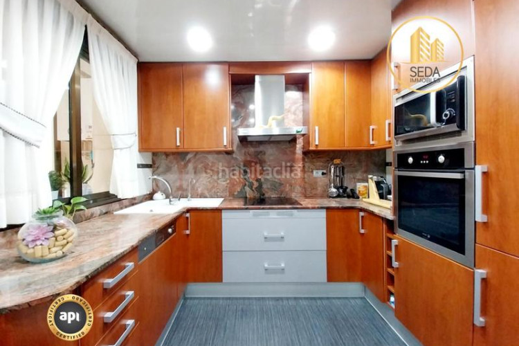 Casa impecable casa unifamiliar renovada con 4 plantas, garaje triple y estudio con chimenea en la gripia en Terrassa