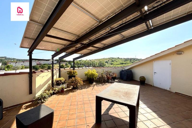 Piso  5 habitaciones con terraza balcón y lavadero para entrar a vivir en Terrassa