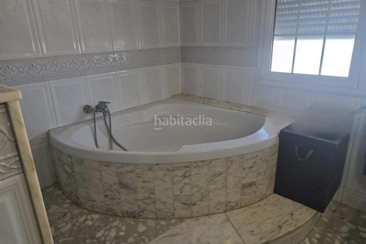 Chalet casa de 3 plantas con piscina y gran garajealmacén en Terrassa