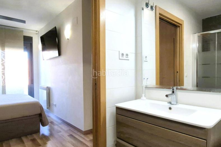 Piso edifici blau cel 3 hab amb 12 m2 sud al costat estacio est en Terrassa