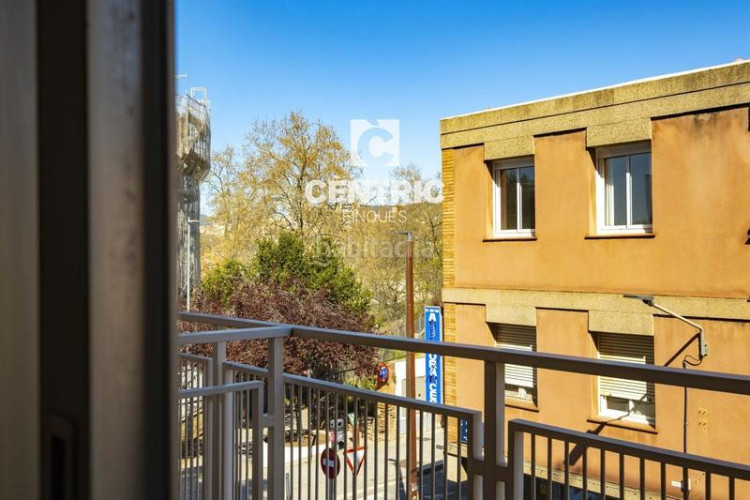 Piso  grande en perfecto estado con terraza y vistas zona vallparadis en Terrassa