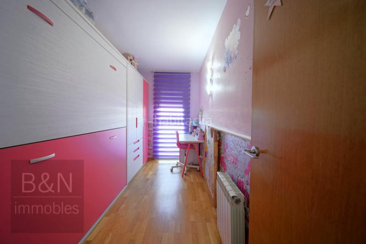 Dúplex tu hogar con alma espacio, confort, tres salidas al exterior y zona comunitaria con piscina y plaza de parking en Terrassa