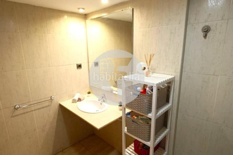 Piso bonito piso de 85 m2, 3 hab, 2 baños, galería, balcón, pk y zona comunitaria, en zona olímpica en Terrassa