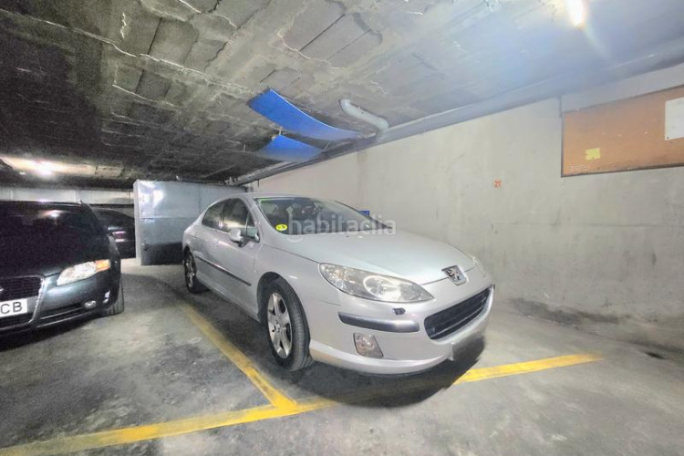 Piso con entrada independiente, terraza y parking en Terrassa