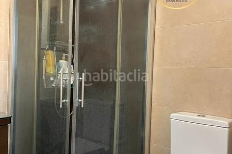 Piso amplio piso familiar con suite, balcones y parking en zona residencial tranquila en Terrassa