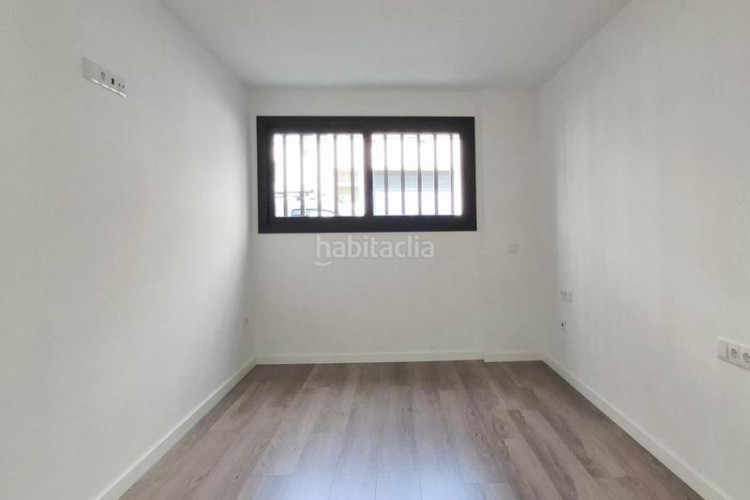 Planta baja pis obra nova 95 m2 2 hab dobles i estudi al carrer transversal en Terrassa