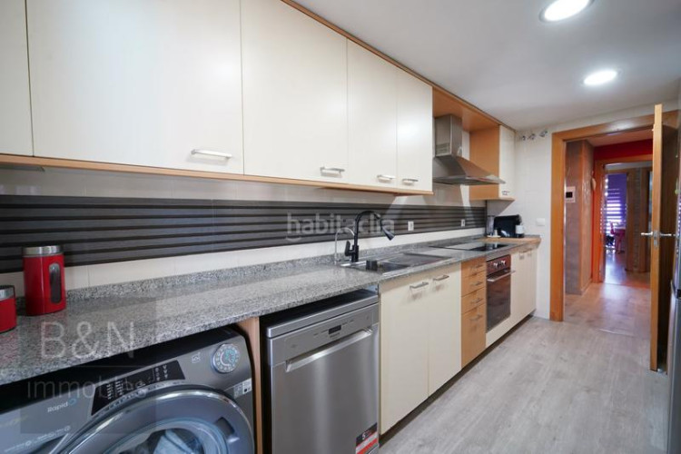 Dúplex tu hogar con alma espacio, confort, tres salidas al exterior y zona comunitaria con piscina y plaza de parking en Terrassa