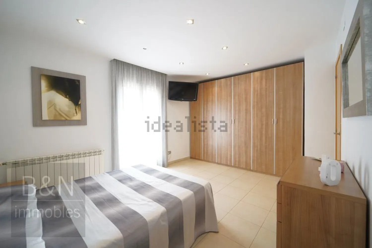 Un hogar reformado, con doble salida exterior y solo un vecino.