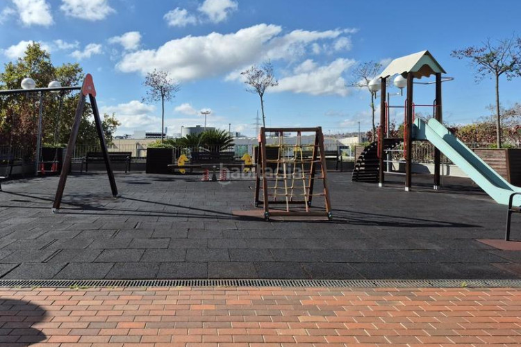 Piso edifici residencial blau cel de 3 hab con terraza 12 m2 sur 2 piscinas, gimnasio, conserjeria y mas en Terrassa