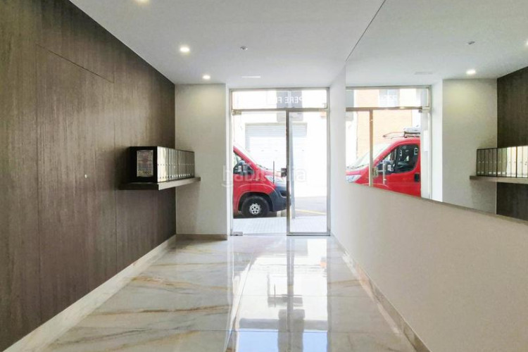 Planta baja pis obra nova 95 m2 2 hab dobles i estudi al carrer transversal en Terrassa