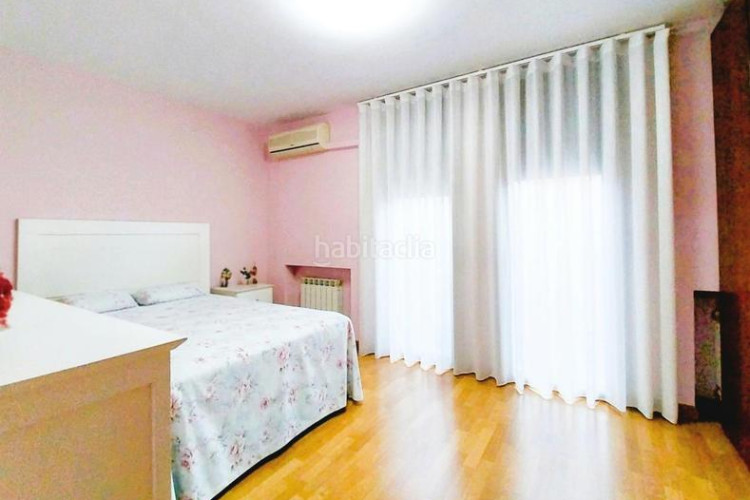 Casa magnifica casa unifamiliar de 230 m2 con garaje 3 coches, 3 grandes dormitorios, especatcular estudio 55 m2 y patio en Terrassa