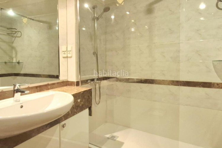 Piso cantoner de 115 m2 amb 4 hab i 2 banys al carrer faraday a 100 metres de la plaça del progres en Terrassa