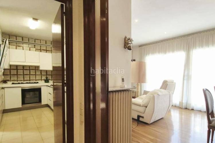 Piso de 137 m2 amb 4 hab i balco 10 m2 oest al carrer ireneu a 50 metres rambla en Terrassa
