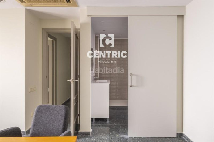 Piso  grande en perfecto estado con terraza y vistas zona vallparadis en Terrassa
