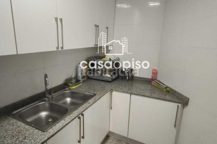 Piso  reformado en La Cogullada 3 dormitorios, 1 baño, todo exterior, cocina individual, con dos balcones uno de 6m y otro de 4m y en Terrassa