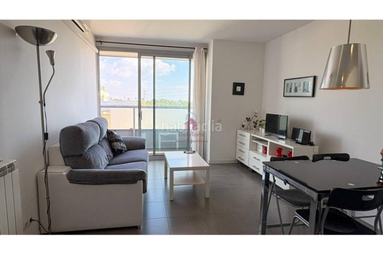 Piso  en venta con balcón a pie de comedor, parking y trastero, listo para entrar a vivir! en Terrassa