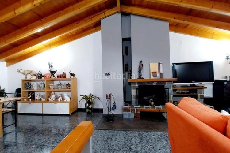 Casa adosada unifamiliar adosada, 4 habitaciones, gran patio en Terrassa