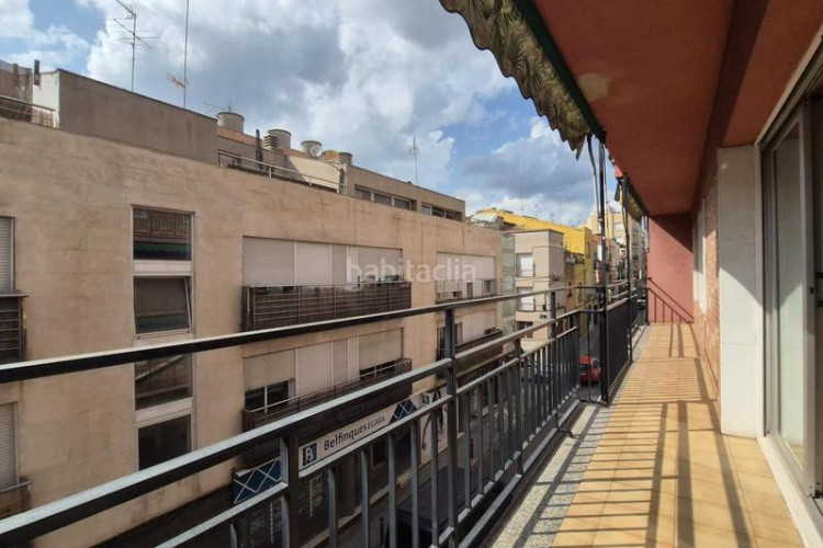Piso de 137 m2 amb 4 hab i balco 10 m2 oest al carrer ireneu a 50 metres rambla en Terrassa