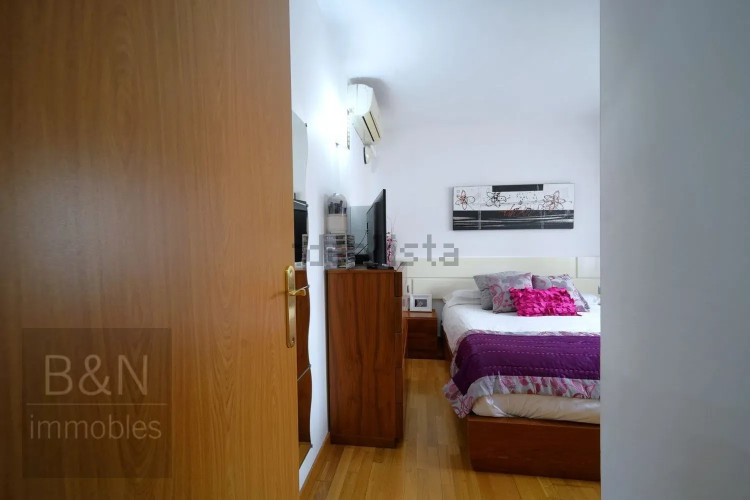 ¡Te vas a enamorar de su carácter! Amplio, luminoso, con zona comunitaria, párquing y trastero.