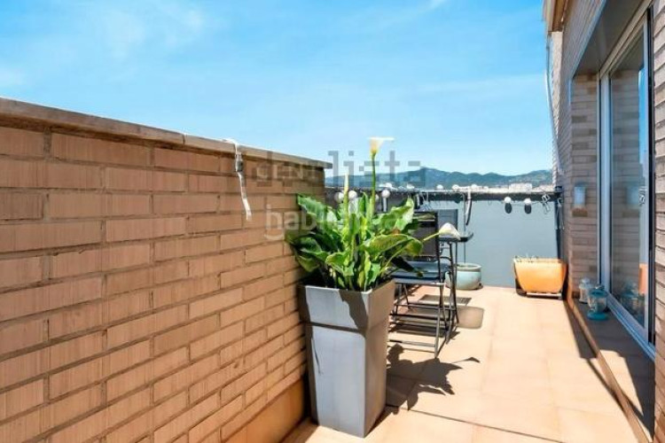 Dúplex en carrer de miquel vives 5 exclusivo duplex: salón-comedor, cocina, 4 habitaciones, 3 baños, terraza, pk y trastero en Terrassa