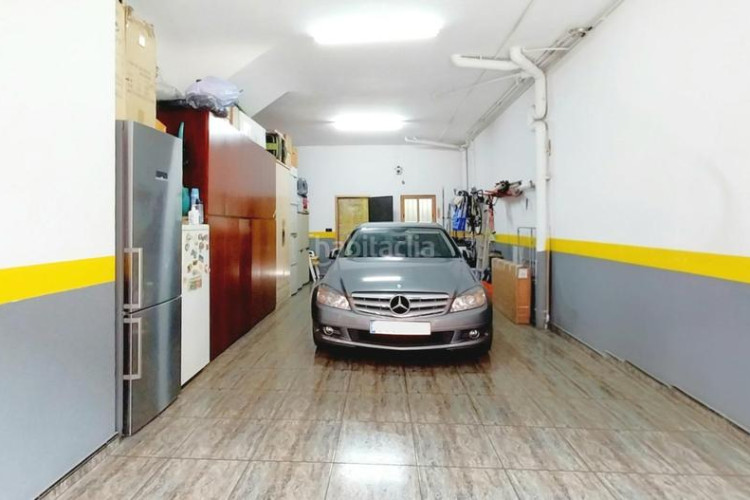 Casa magnifica unifamiliar de 230 m2 con garaje 3 coches, 3 dormitorios dobles, espectacular estudio 55 m2 y patio en Terrassa