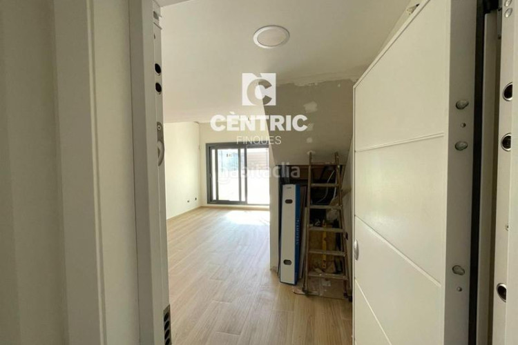 Dúplex  de obra nueva de 2 habitaciones buhardilla multifuncional y terraza en Terrassa