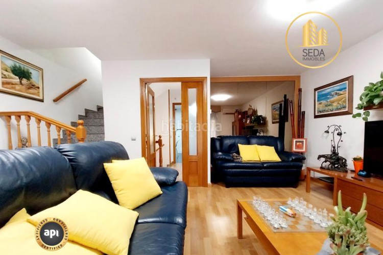 Casa impecable casa unifamiliar renovada con 4 plantas, garaje triple y estudio con chimenea en la gripia en Terrassa