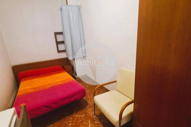 Piso descubre este piso funcional y con mucho potencial! en Terrassa