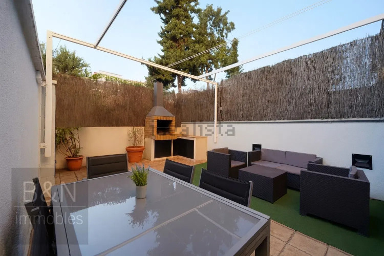 En exclusiva: planta baja con alma de hogar, gran terraza y parking en un entorno tranquilo rodeado