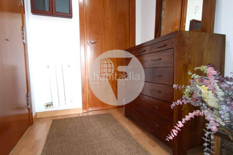 Planta baja bonita planta baja de 2 hab, terraza con barbacoa y plaza de aparcamiento en carrer conca torresana la gripia, en Terrassa