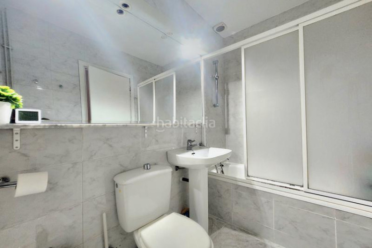 Piso con entrada independiente, terraza y parking en Terrassa