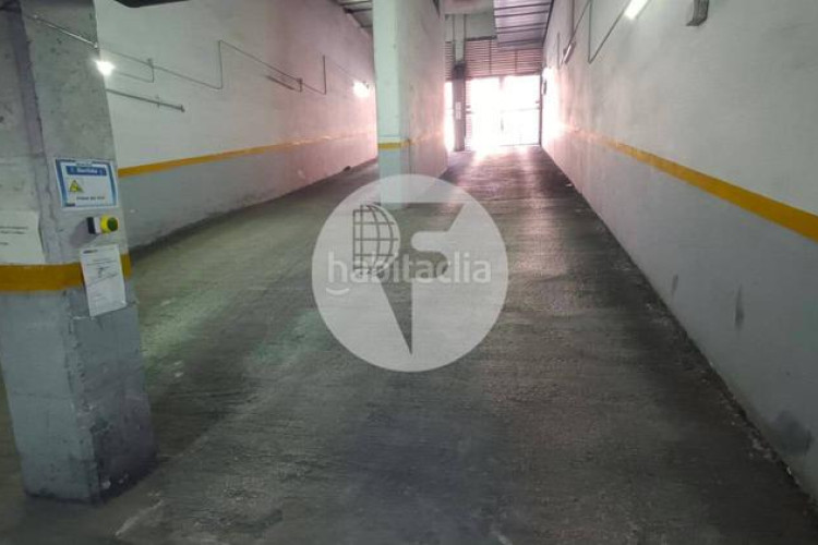 Piso bonito piso de 85 m2, 3 hab, 2 baños, galería, balcón, pk y zona comunitaria, en zona olímpica en Terrassa