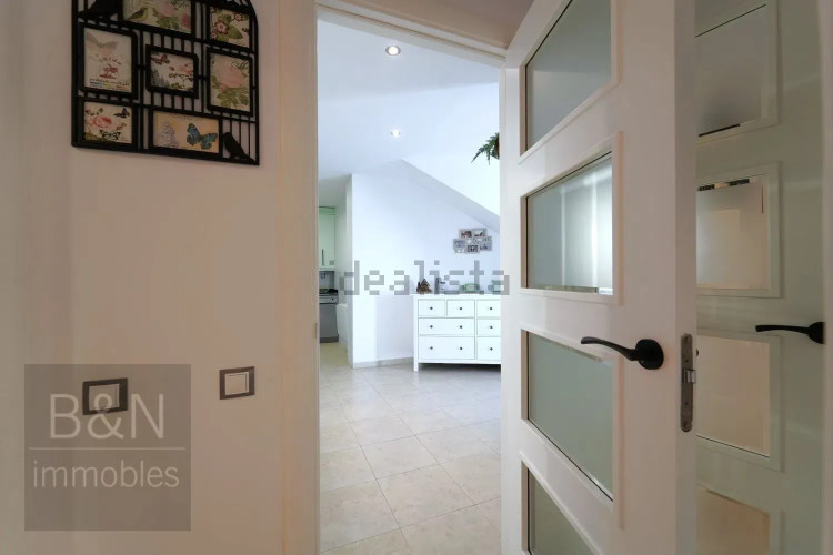 ¡Bienvenido al hogar de tus sueños! Este exclusivo dúplex es mucho más que una vivienda.