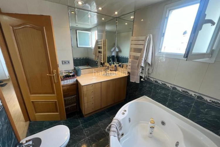 Chalet  en venta en La Cogullada, 5 dormitorios. en Terrassa