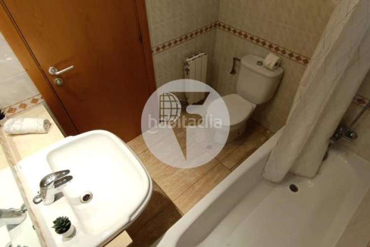 Piso bonito piso de 85 m2, 3 hab, 2 baños, galería, balcón, pk y zona comunitaria, en zona olímpica en Terrassa