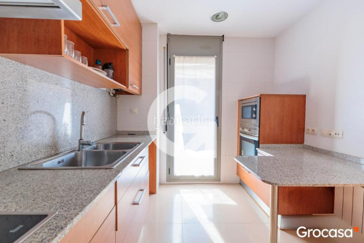 Planta baja precioso piso con terraza y parking en Can Roca en Terrassa