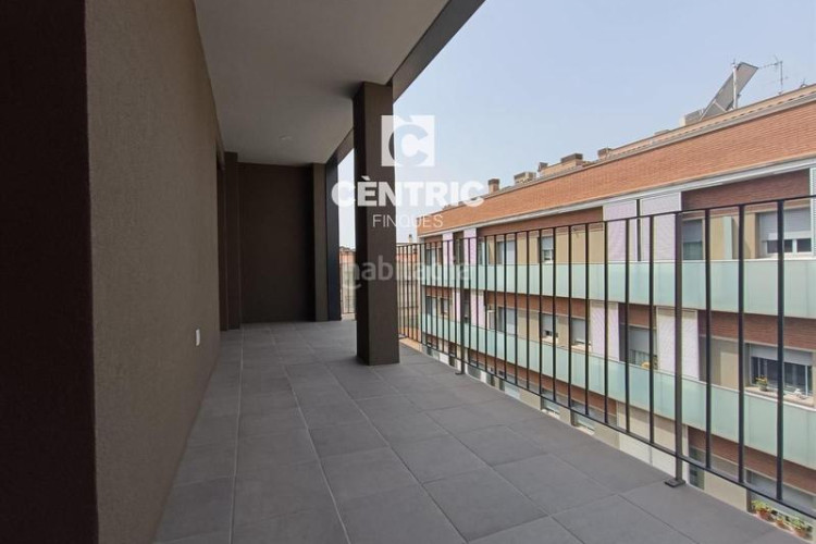 Piso dúplex tercera planta, 4 habitaciones y con terrazas en Terrassa