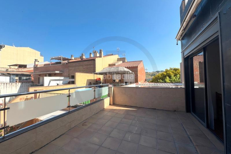 Casa adosada amplia casa adosada en La Maurina – 293 m², con garaje, ascensor y terrazas en Terrassa