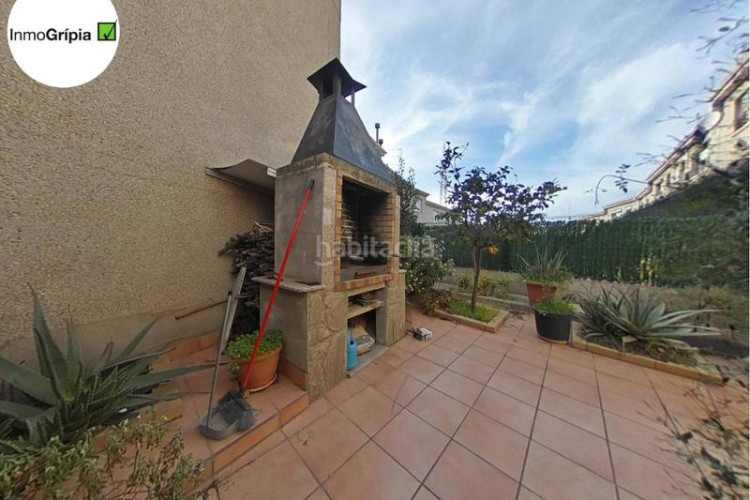Casa adosada  en venta en les arenescan montllorla grípia08227 en Terrassa