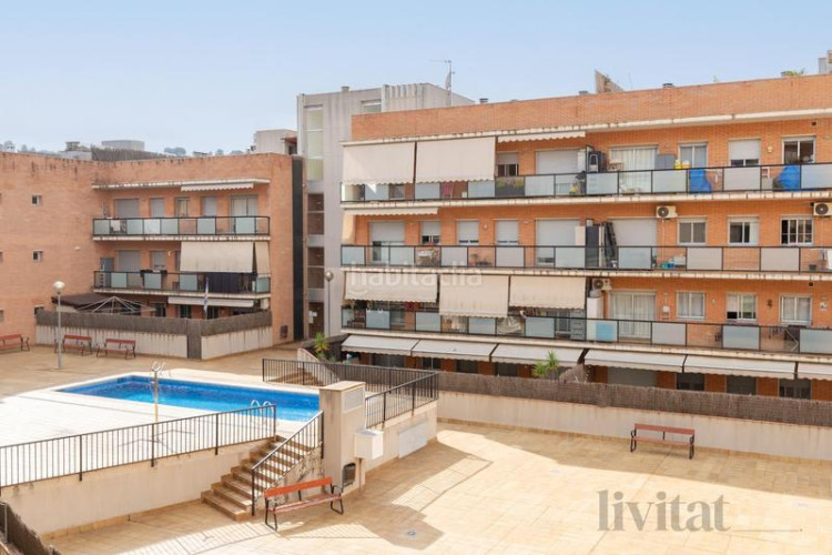 Piso en edison piso con piscina, parking y trastero en Terrassa