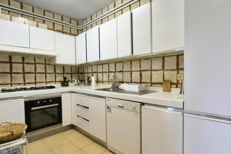 Piso de 137 m2 amb 4 hab i balco 10 m2 oest al carrer ireneu a 50 metres rambla en Terrassa