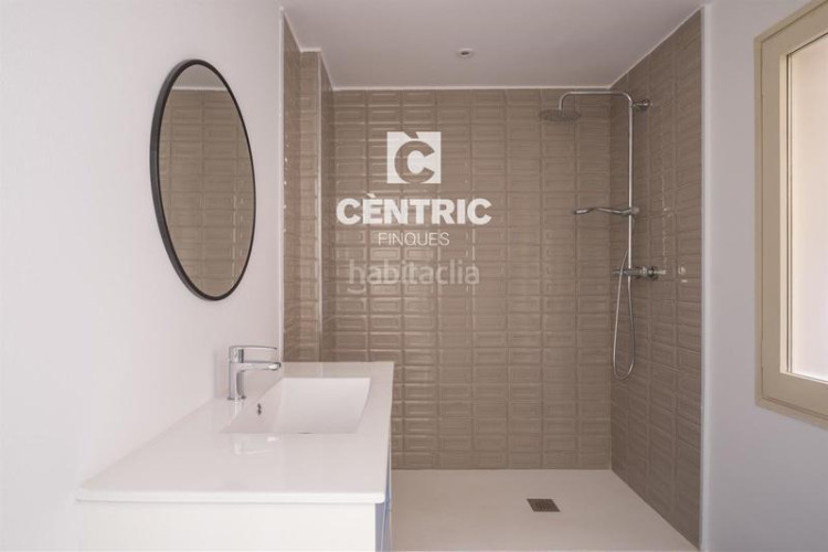 Piso  grande en perfecto estado con terraza y vistas zona vallparadis en Terrassa