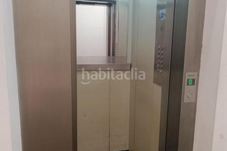 Piso amplio piso de 4 habitaciones, junto a plaza lluis companys. en Terrassa